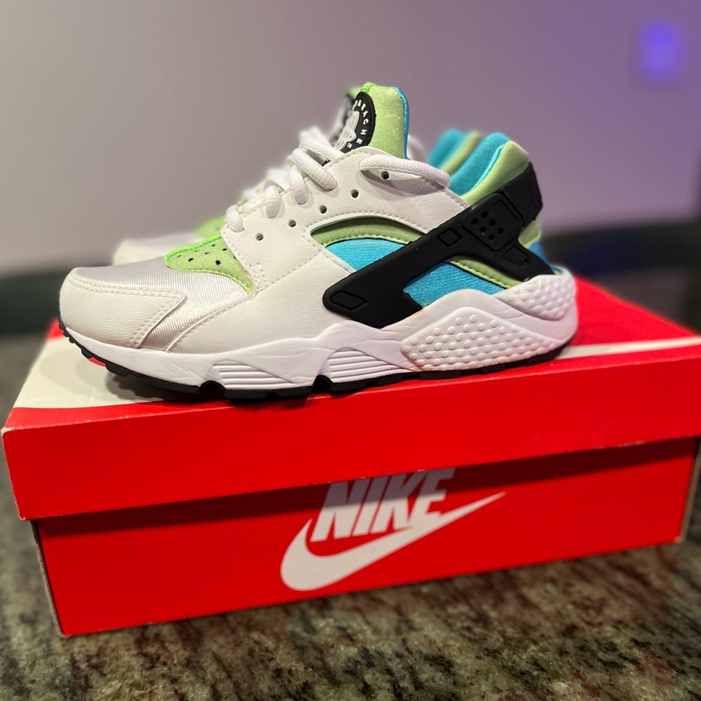Nike Air Huarache Run - Women’s size 6.5 - 634835-100